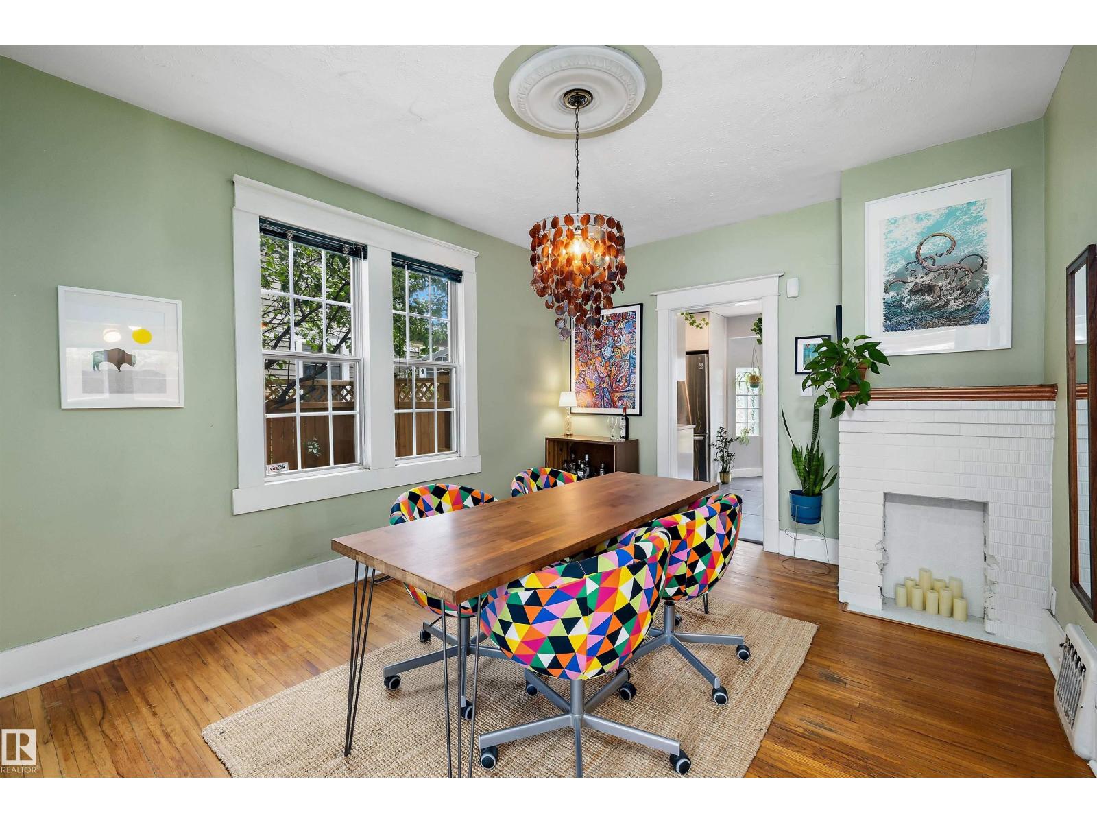 9851 86 AV NW - 12