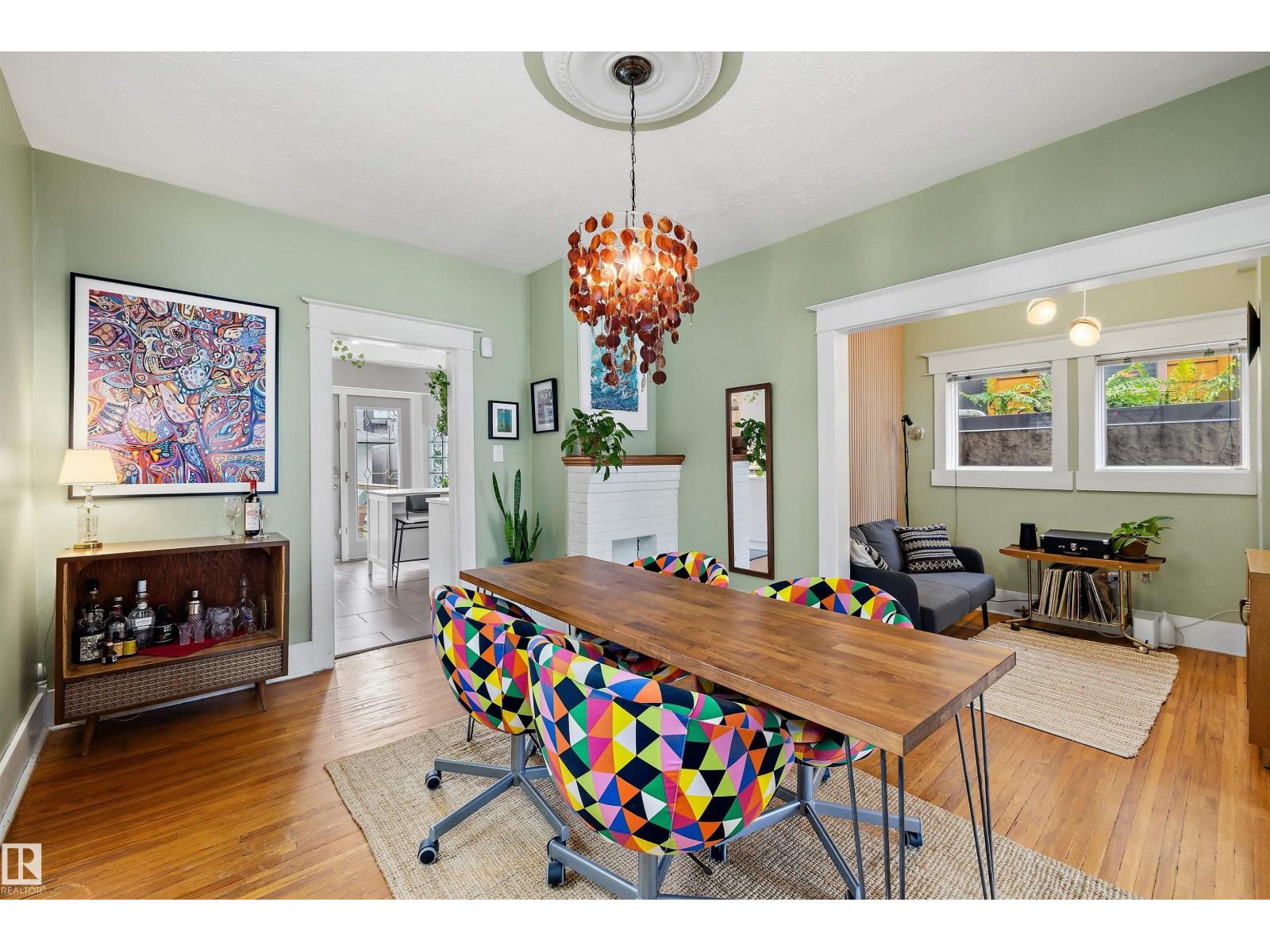 9851 86 AV NW - 13