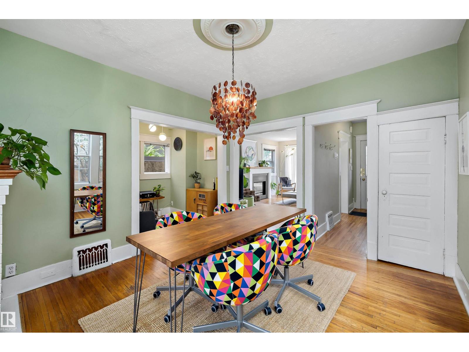 9851 86 AV NW - 14