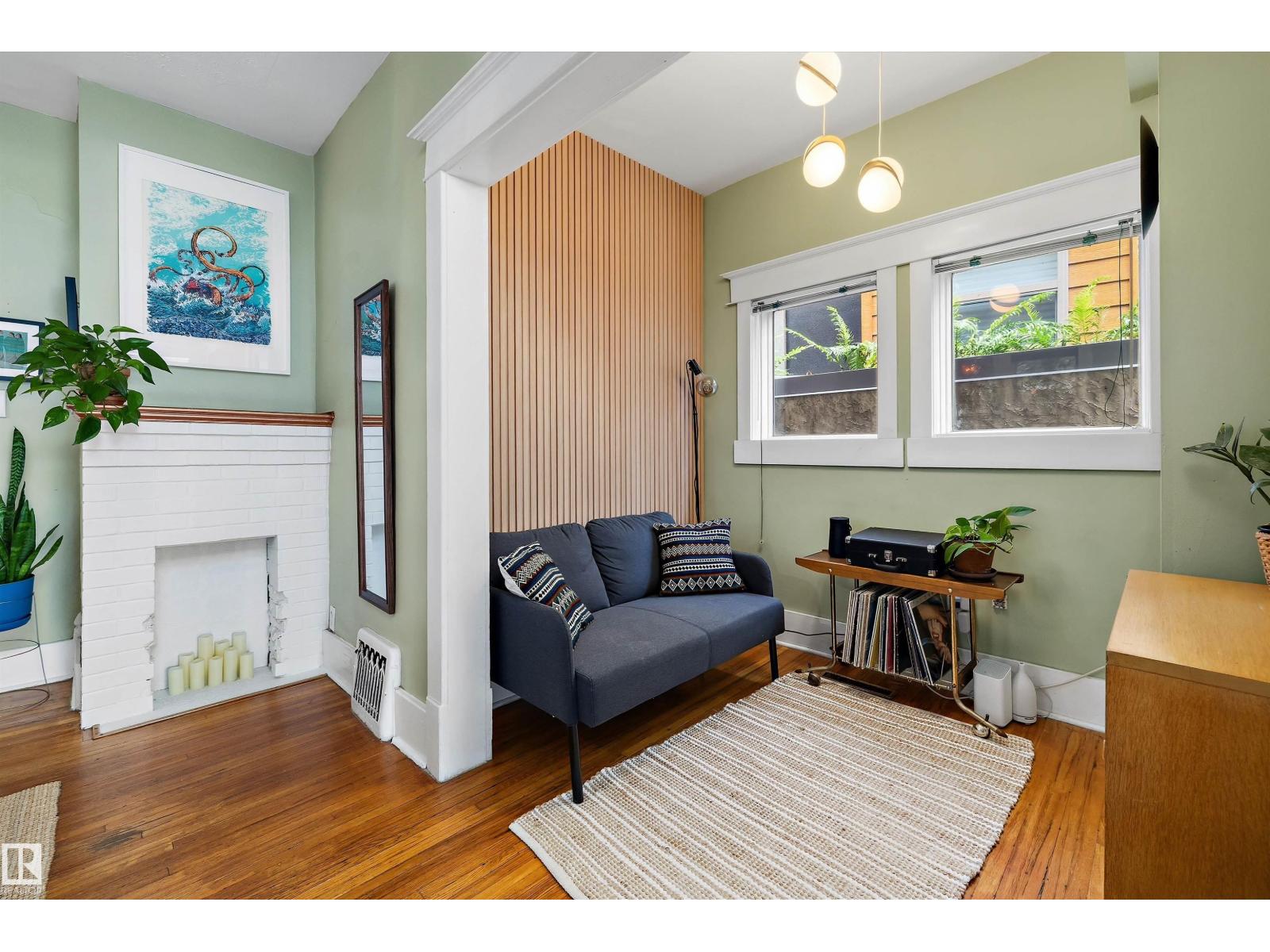 9851 86 AV NW - 16