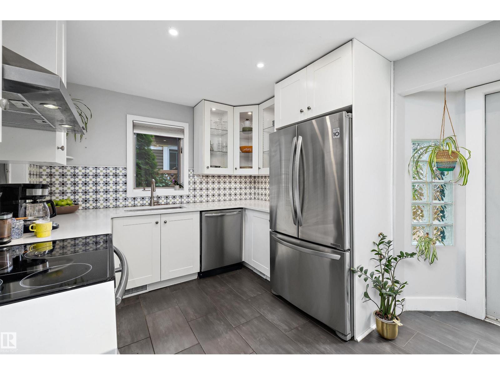 9851 86 AV NW - 18