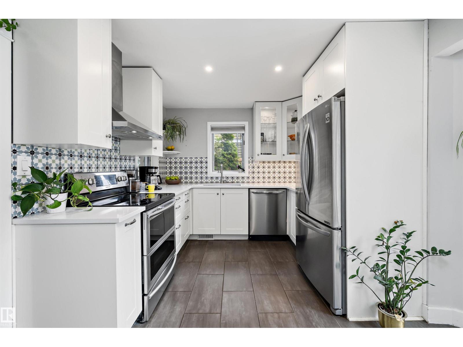 9851 86 AV NW - 19