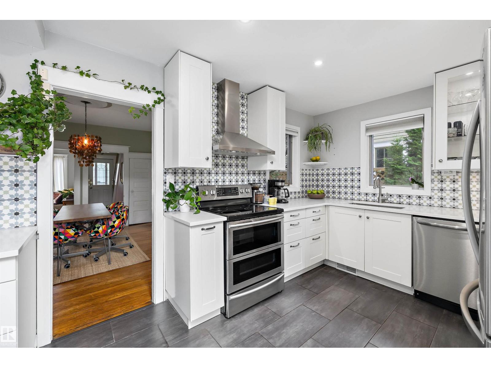 9851 86 AV NW - 20