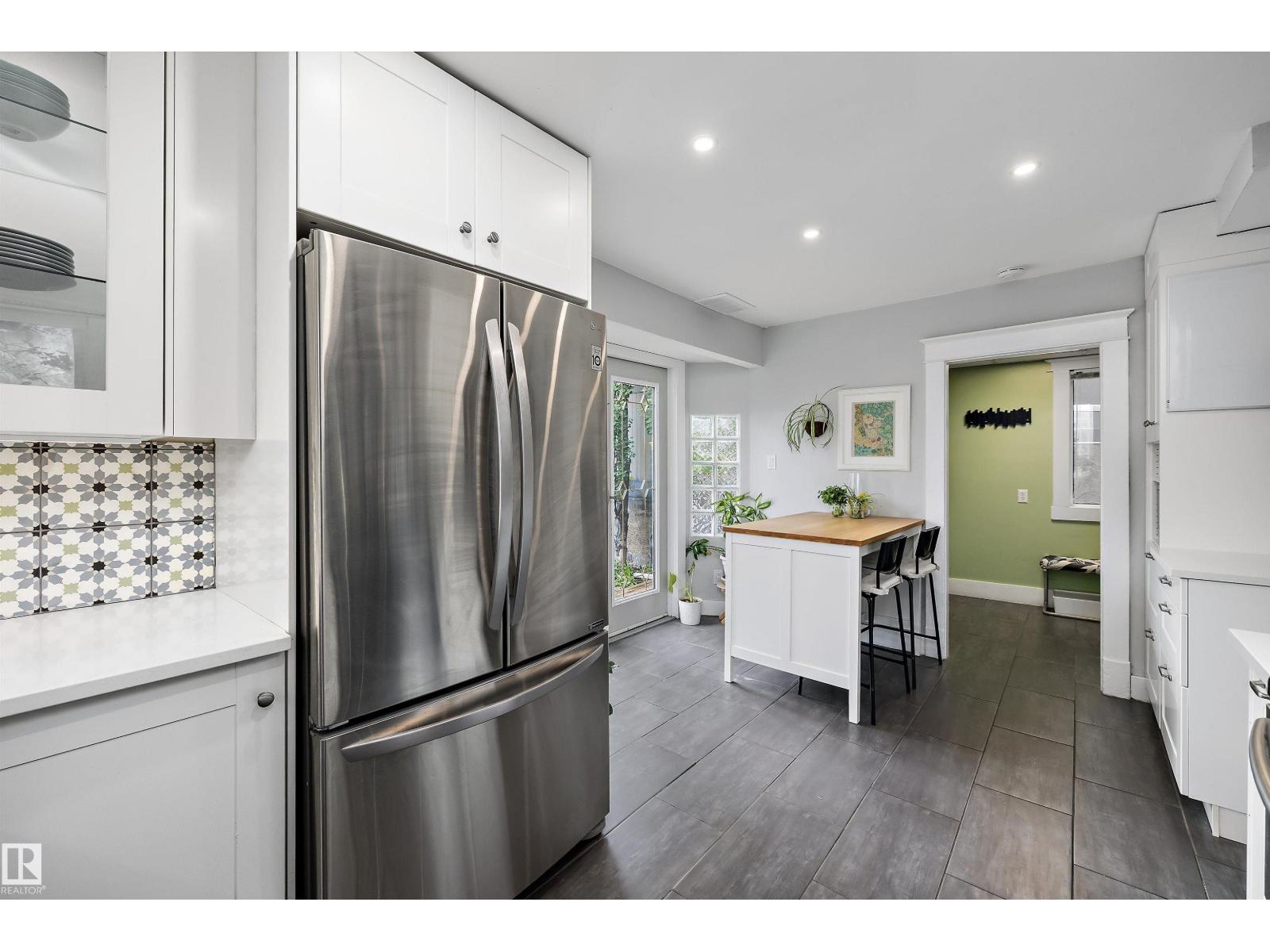 9851 86 AV NW - 21