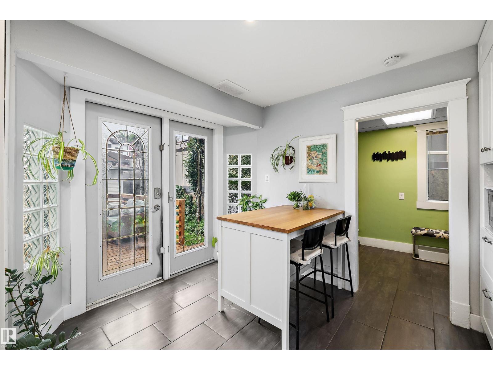 9851 86 AV NW - 22