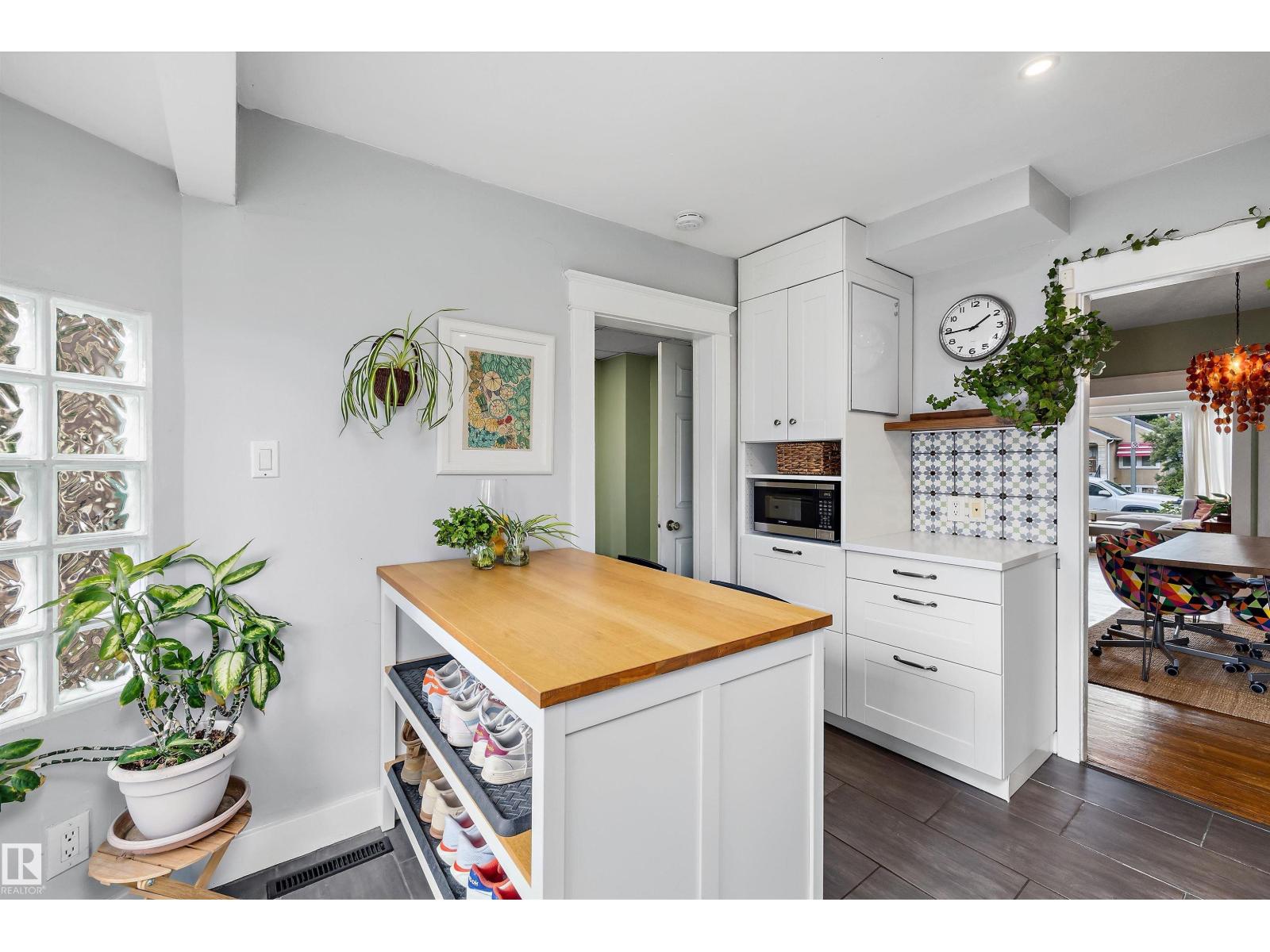 9851 86 AV NW - 23