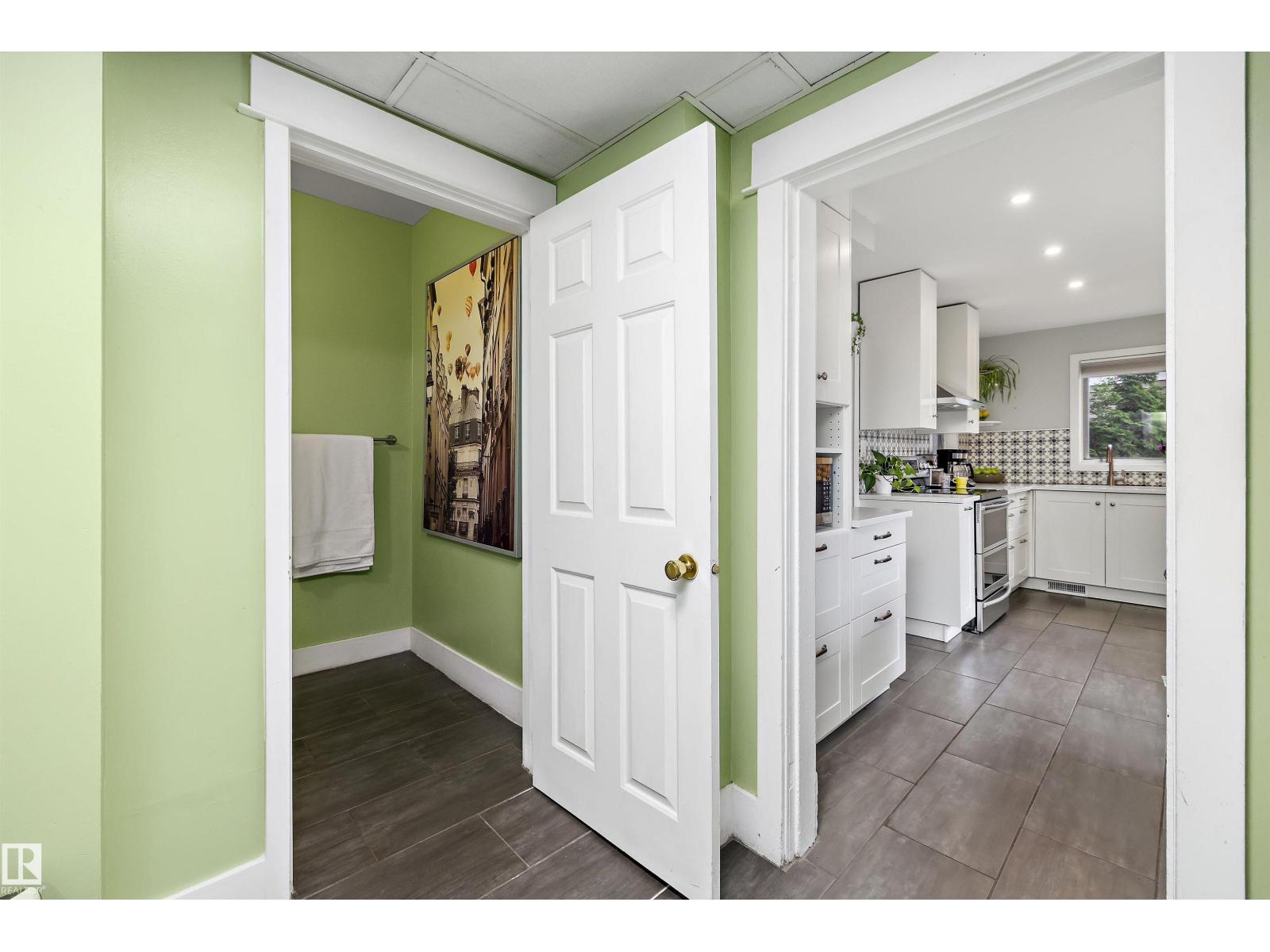 9851 86 AV NW - 26