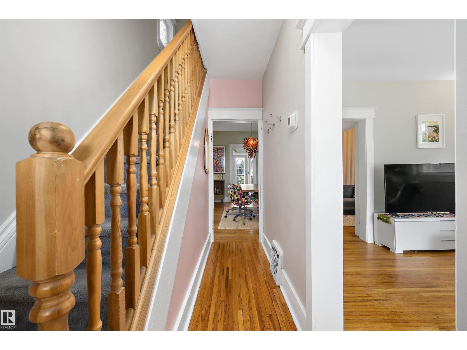 9851 86 AV NW - 28