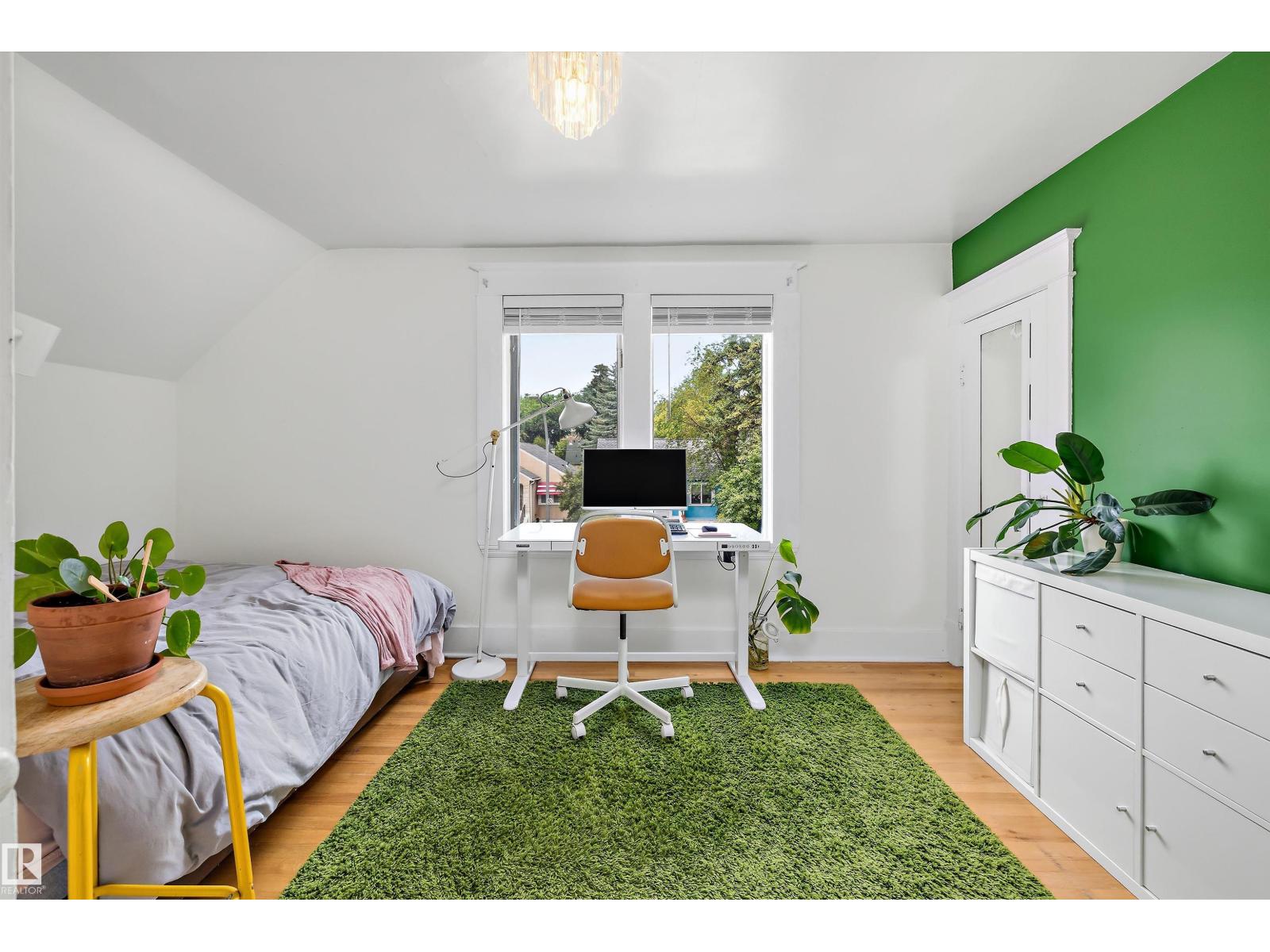 9851 86 AV NW - 30