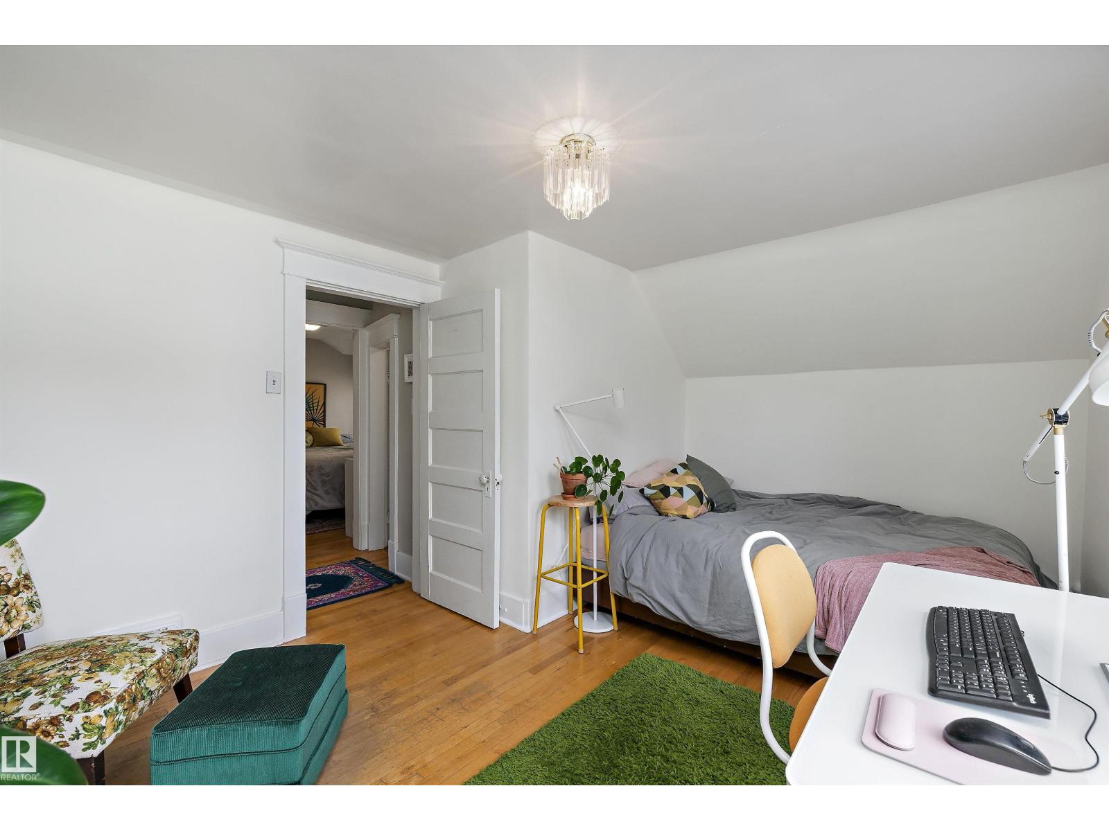 9851 86 AV NW - 31