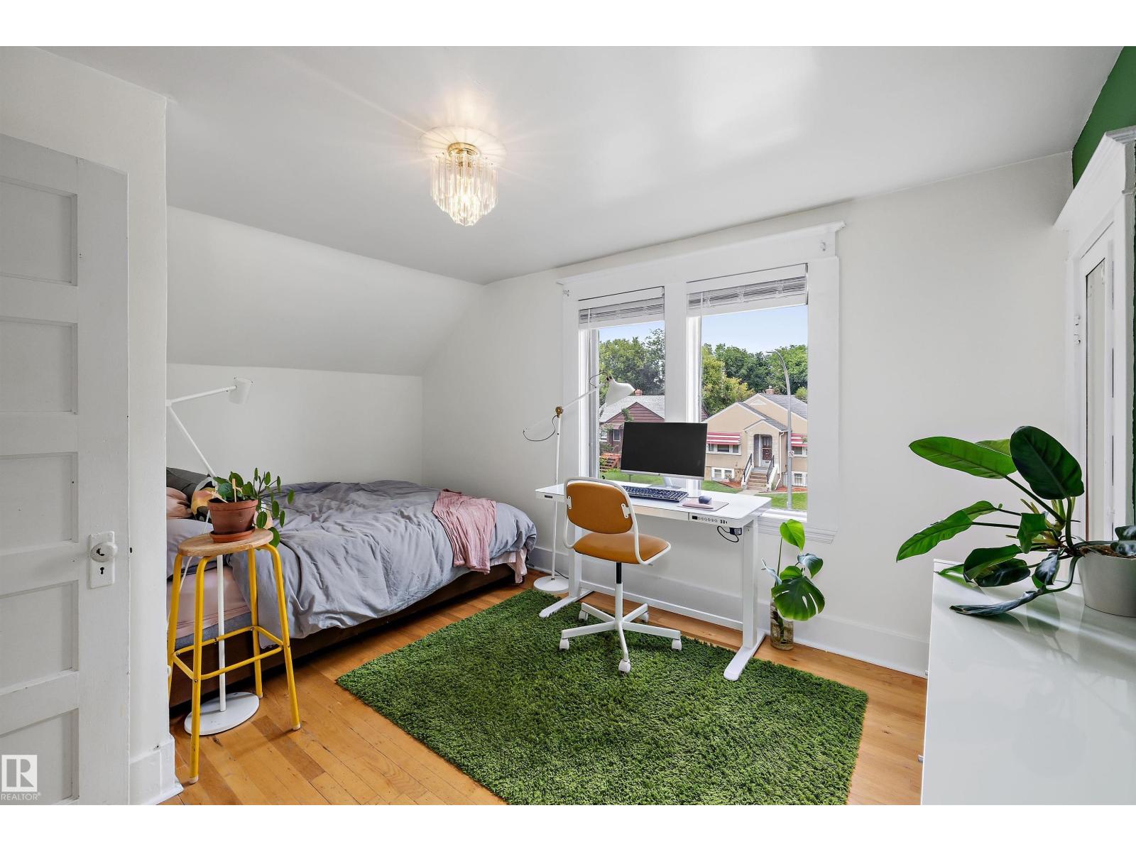 9851 86 AV NW - 32