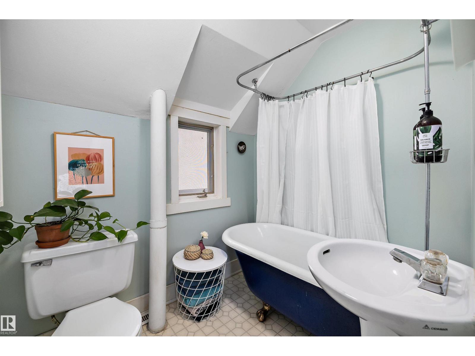 9851 86 AV NW - 34