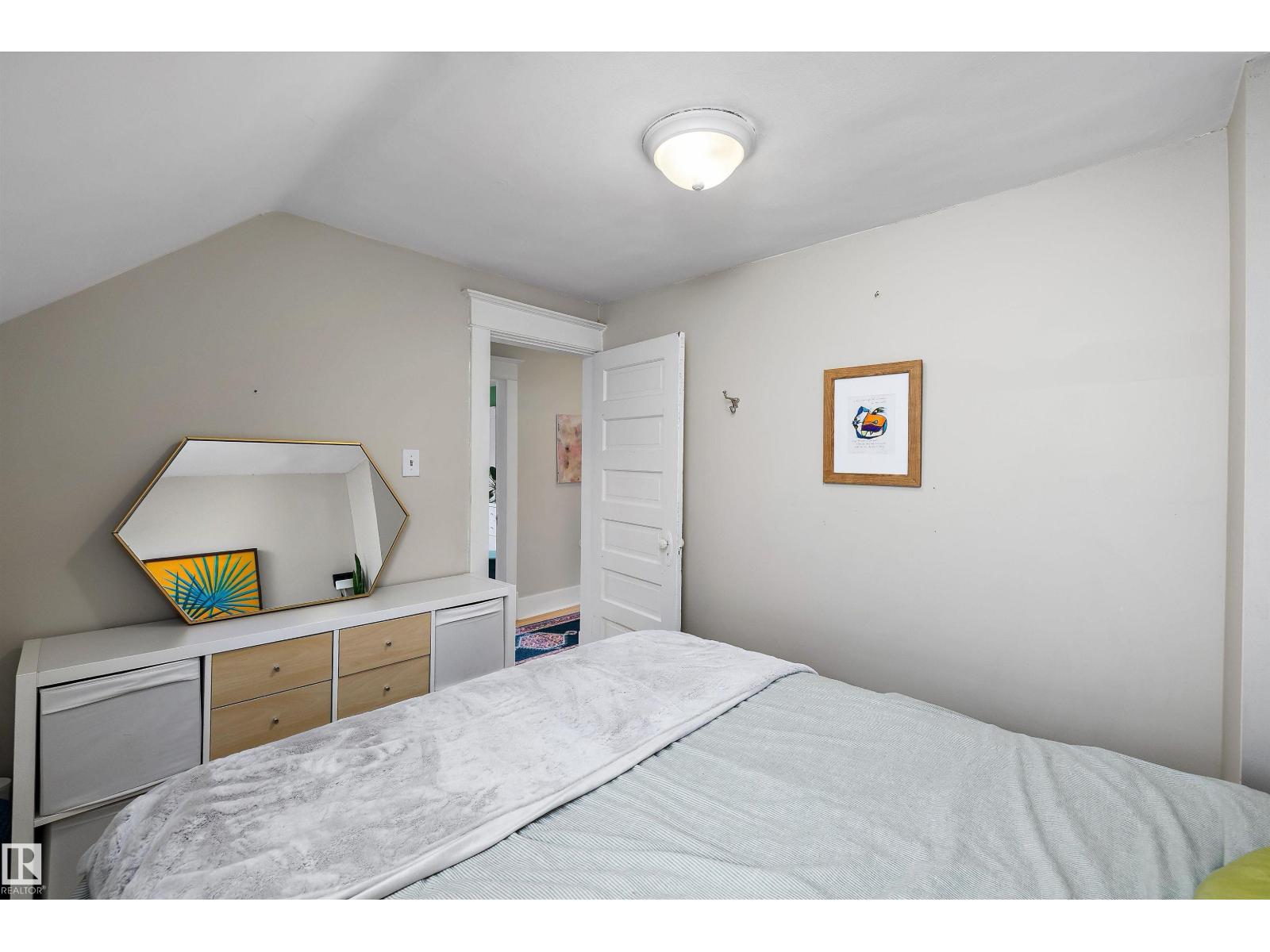 9851 86 AV NW - 35