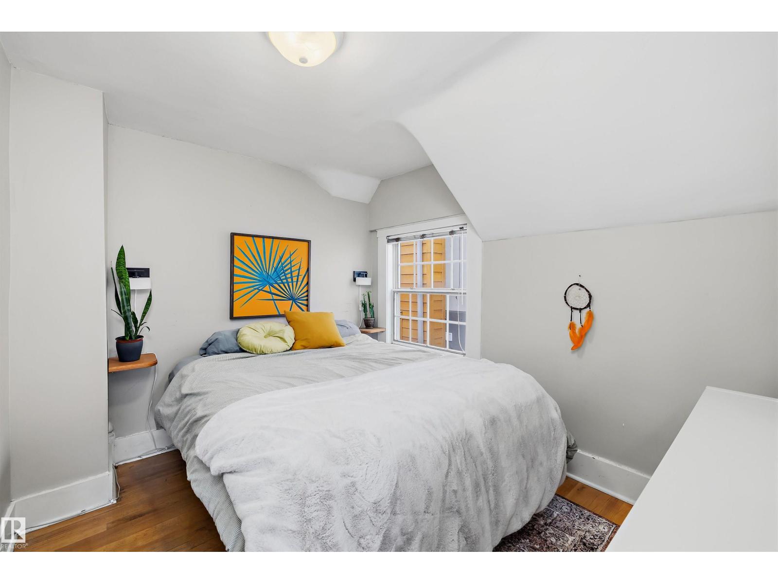 9851 86 AV NW - 36