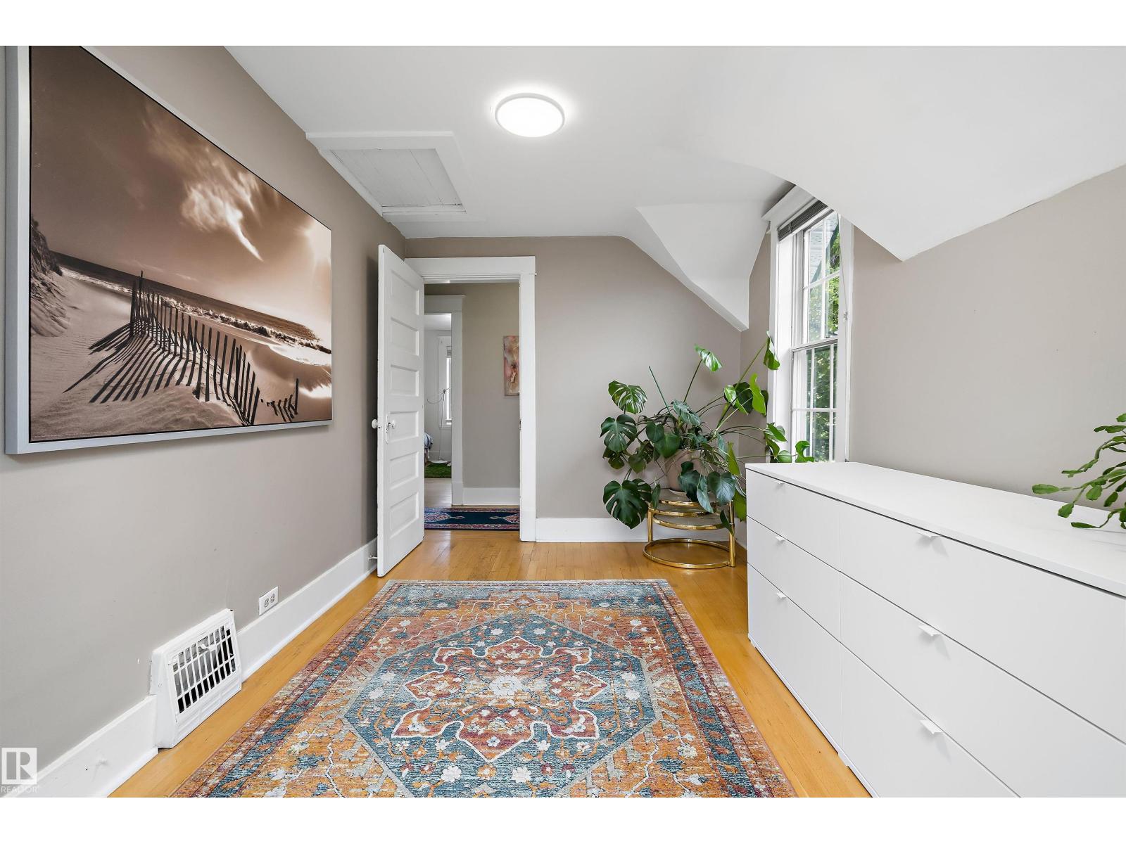 9851 86 AV NW - 37