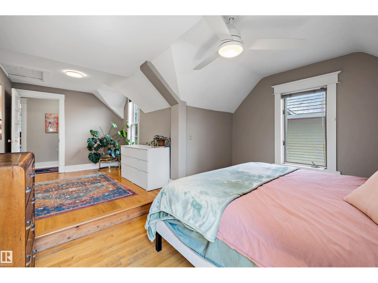 9851 86 AV NW - 41