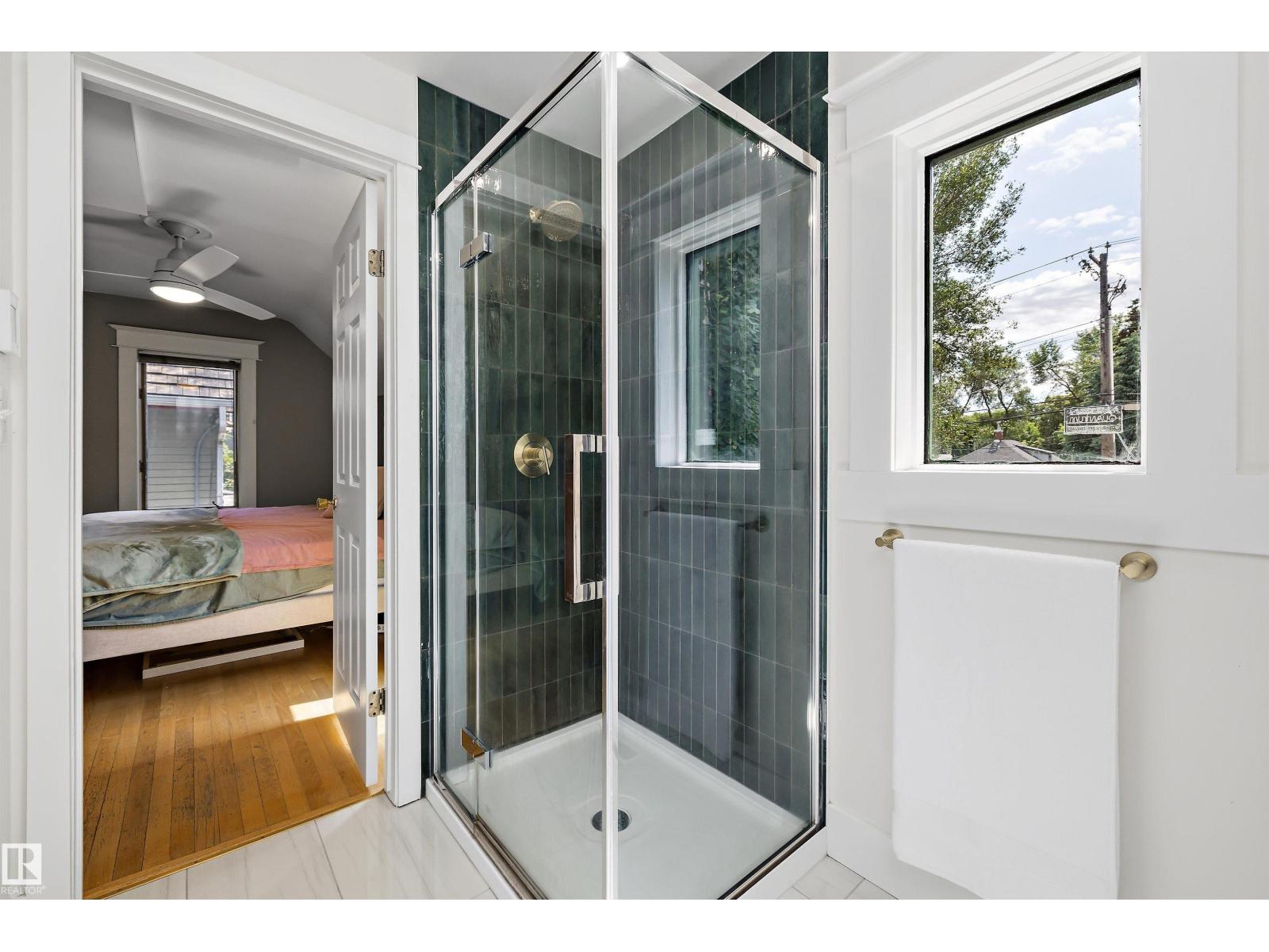 9851 86 AV NW - 42