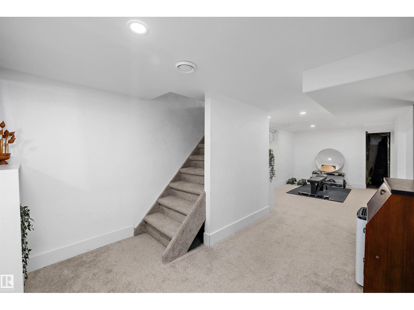 9851 86 AV NW - 44