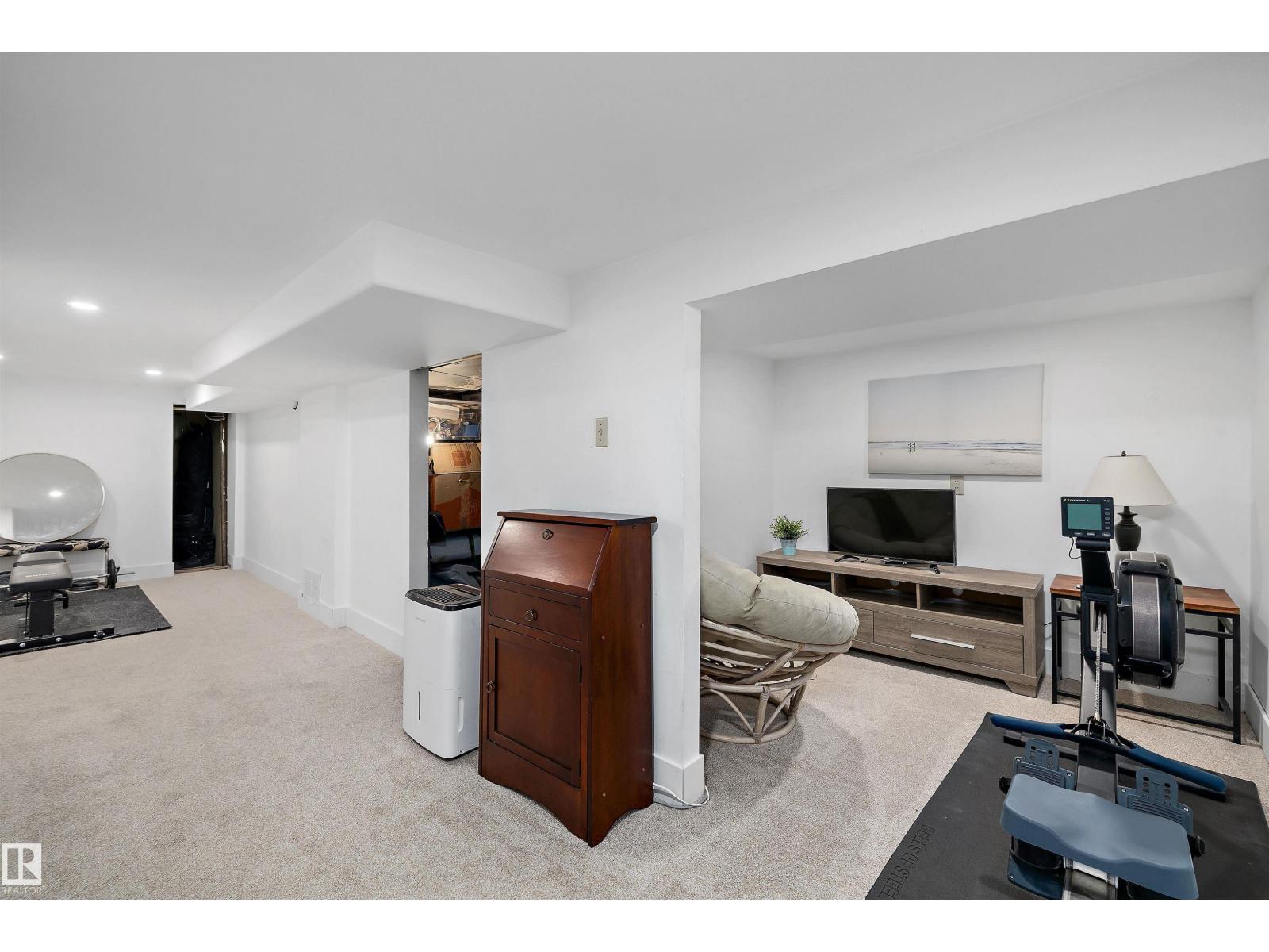 9851 86 AV NW - 45