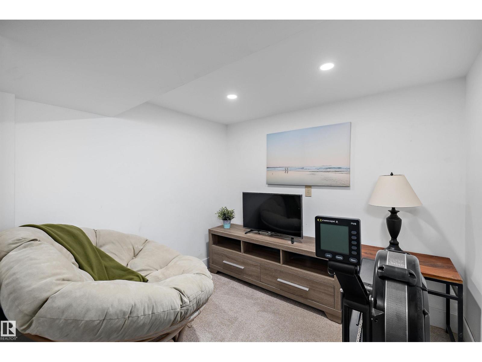 9851 86 AV NW - 46