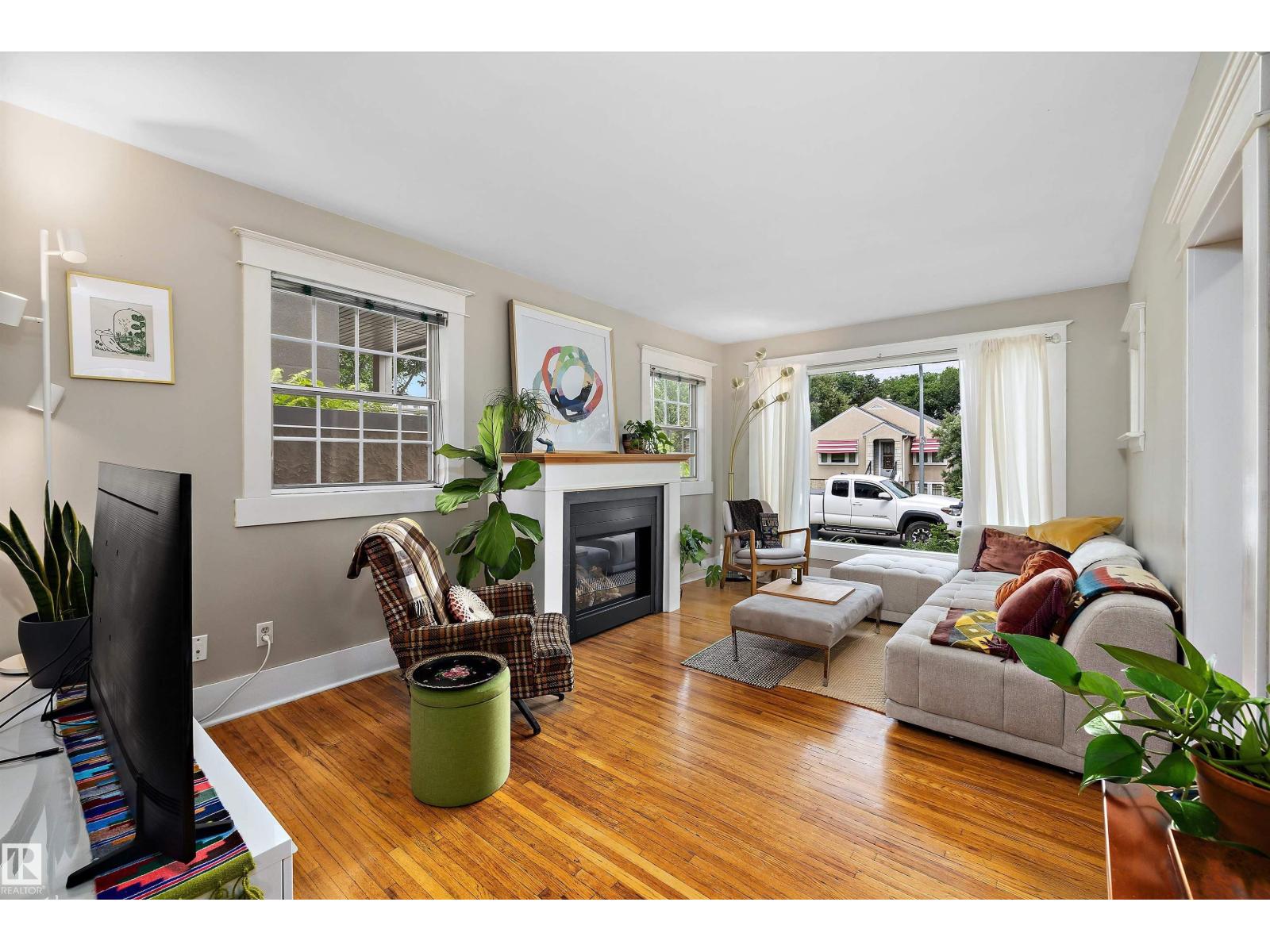 9851 86 AV NW - 8