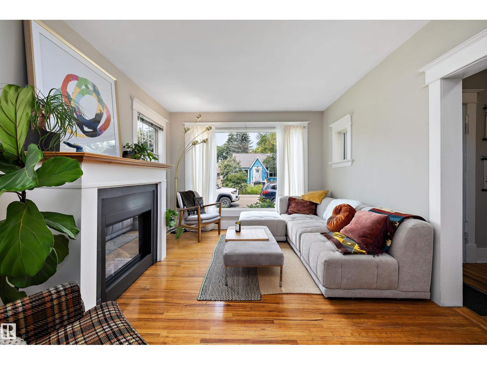 9851 86 AV NW - 9
