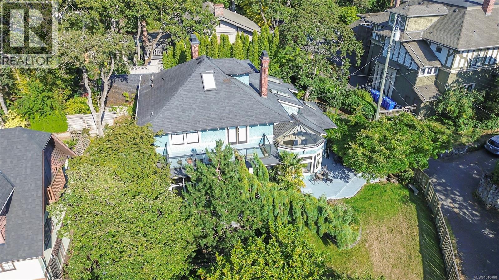 1377 Rockland Ave - 4