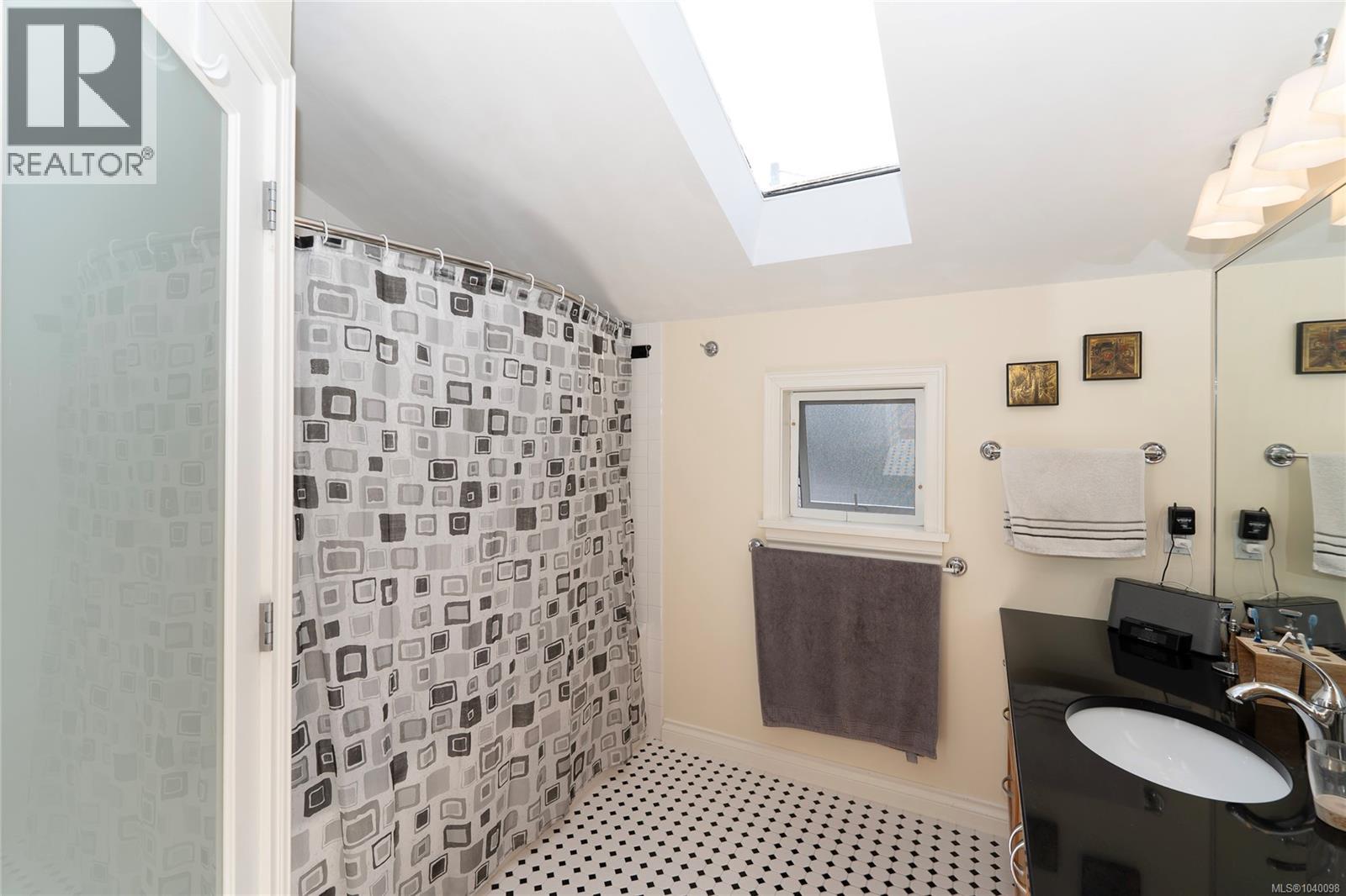 1377 Rockland Ave - 46