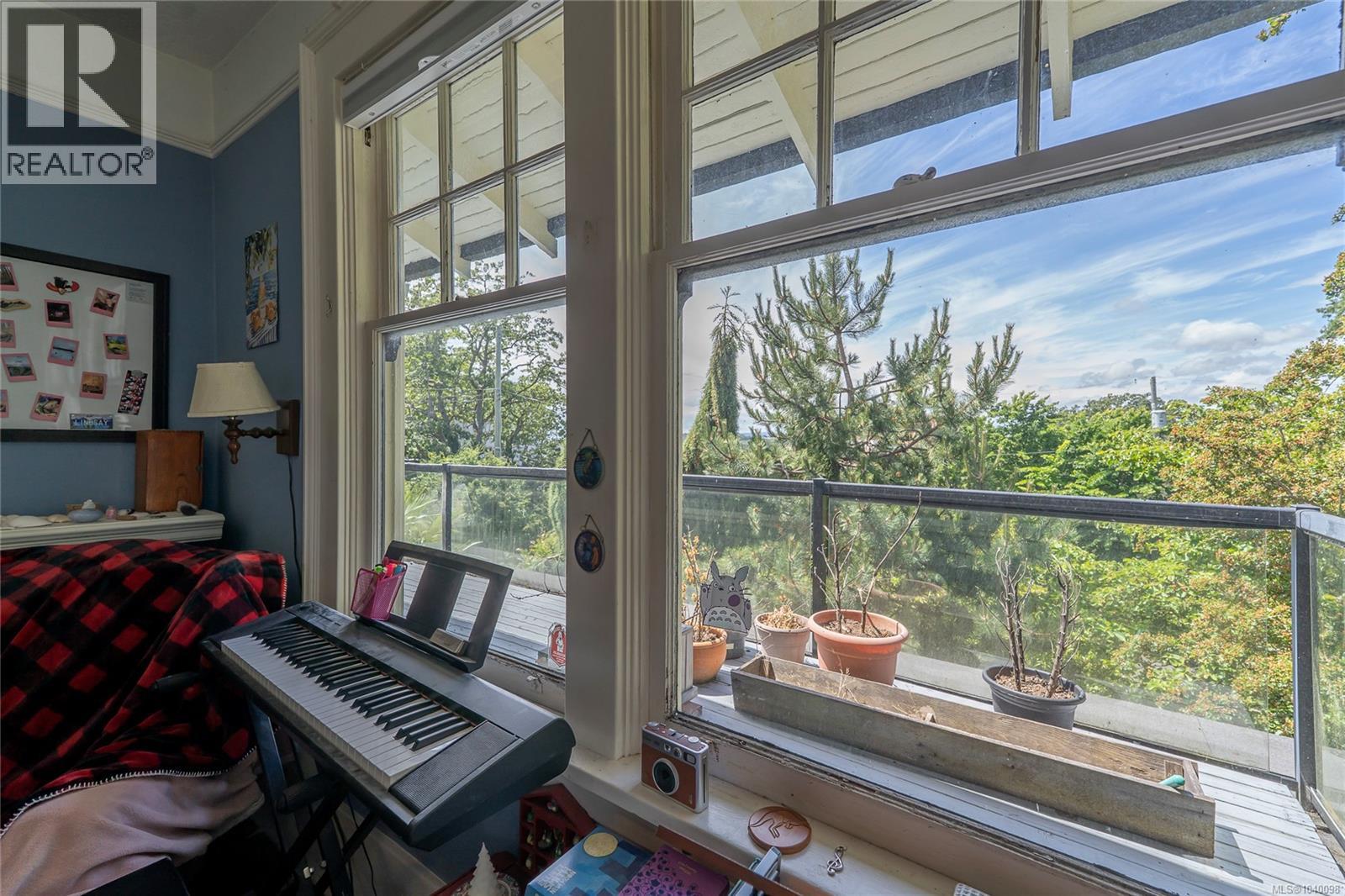 1377 Rockland Ave - 54