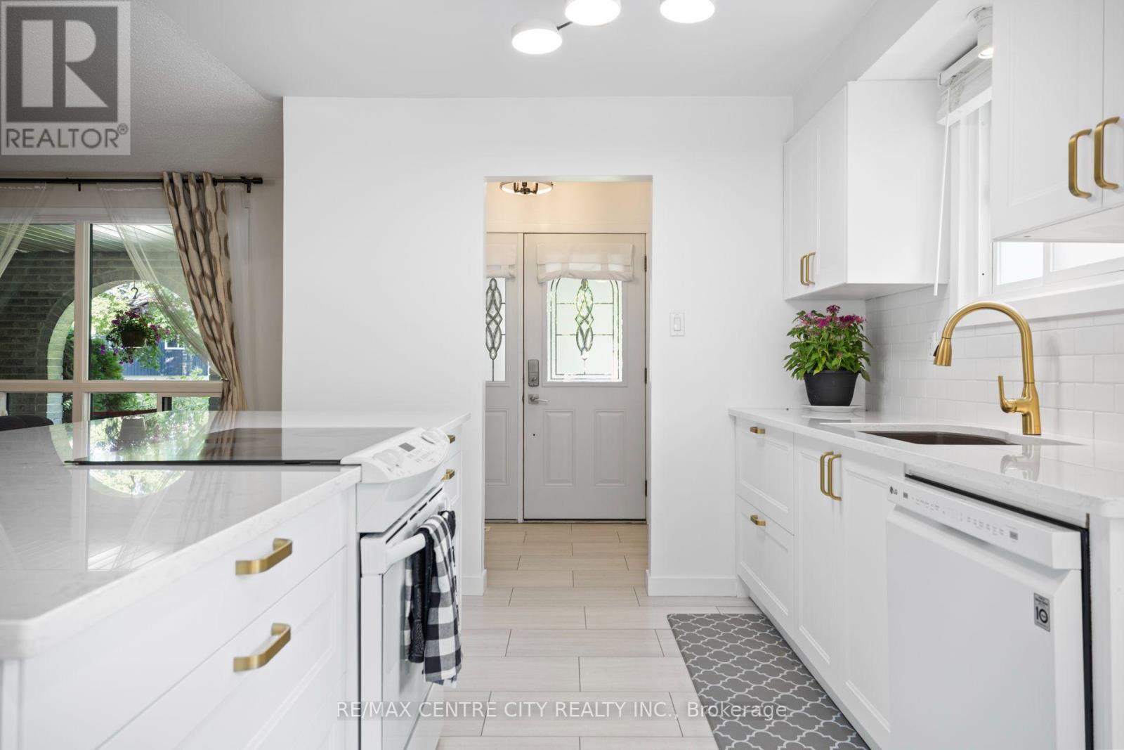 684 MACYOUNG DRIVE - Image 4