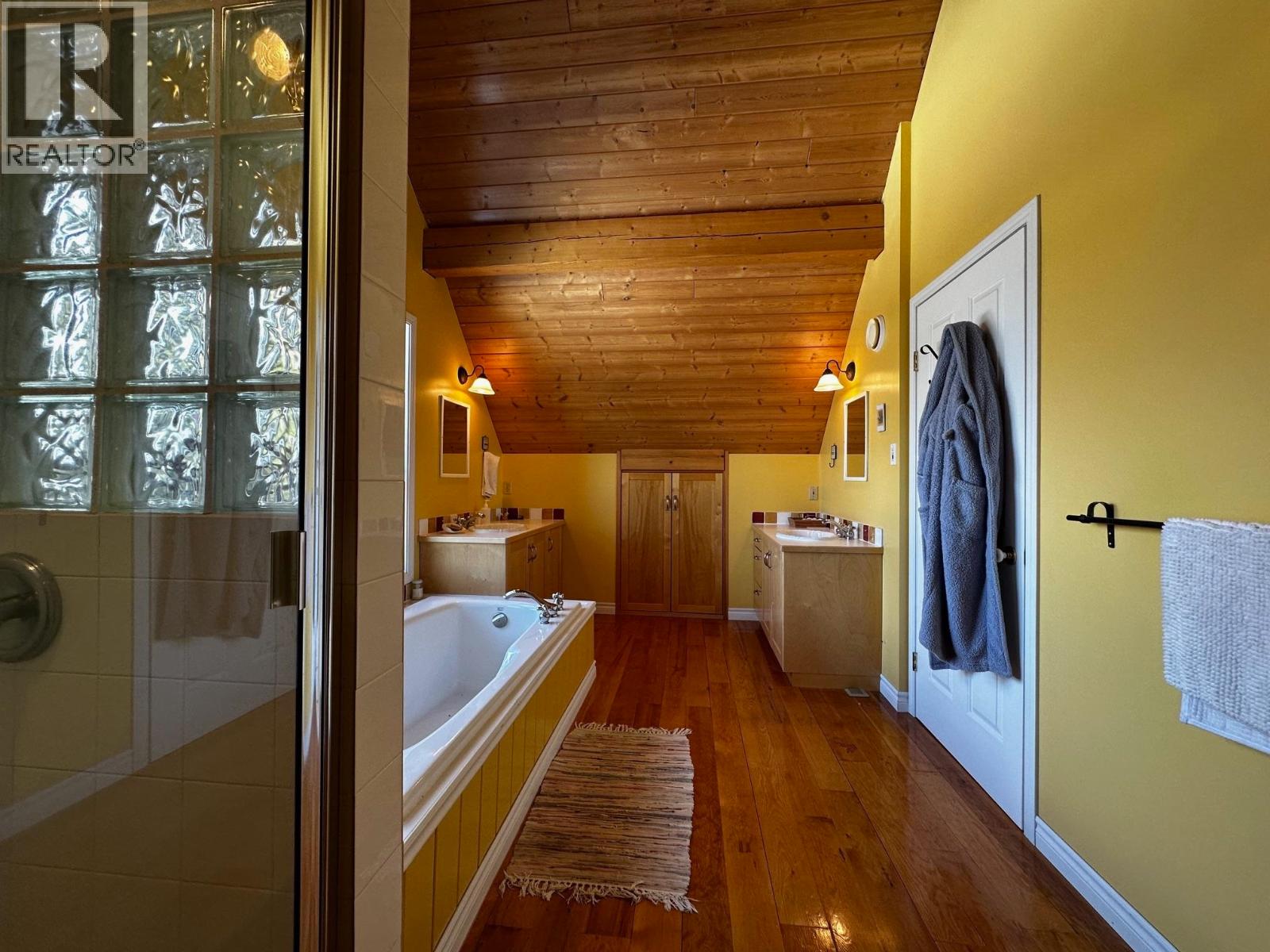 2071 HIGHLAND ROAD - 24