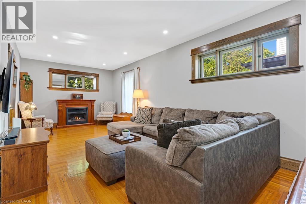 630 LAWRENCE Street - Image 9
