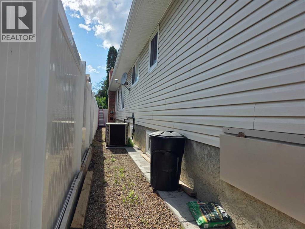 215 4 Street SE - 50