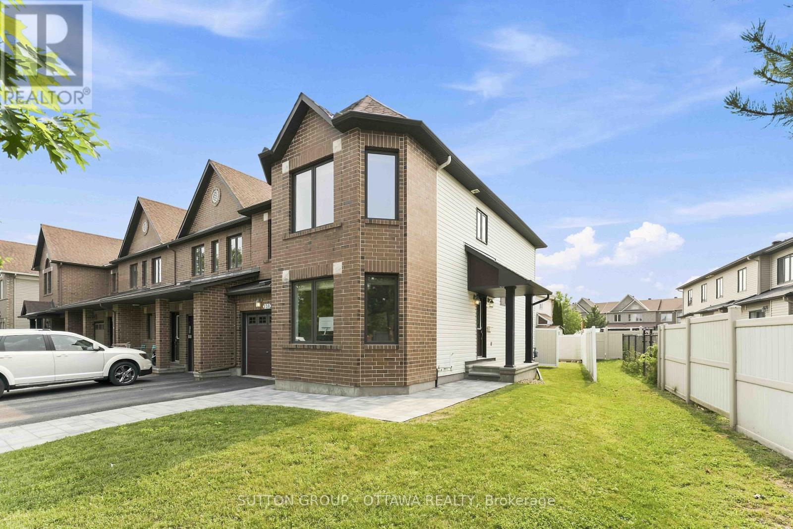END UNIT MINTO ROYALTON LOCATED ON A QUIET STREET.