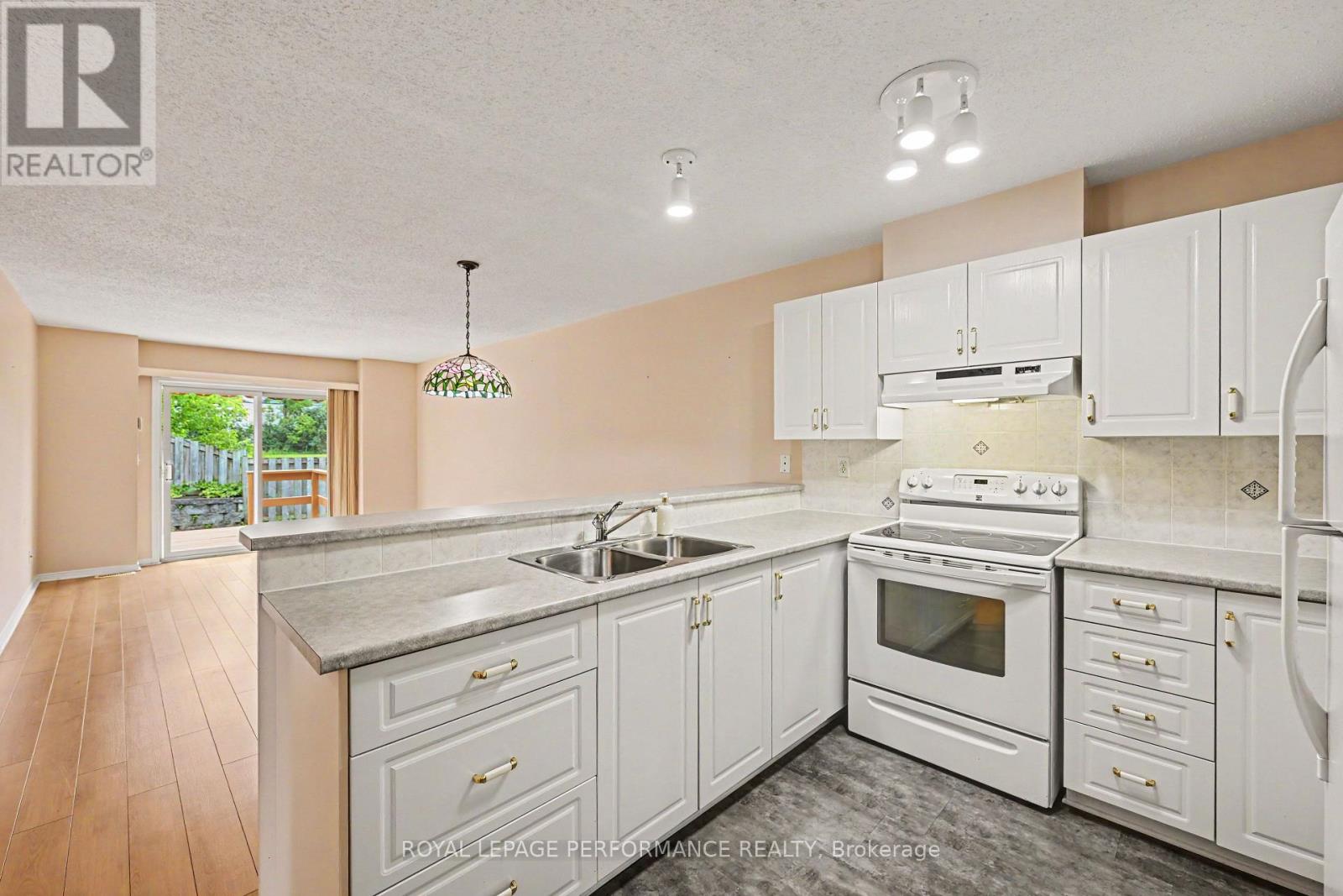 18 DAPHNE CRESCENT - 13