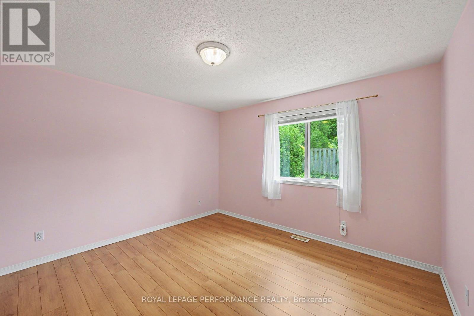18 DAPHNE CRESCENT - 18