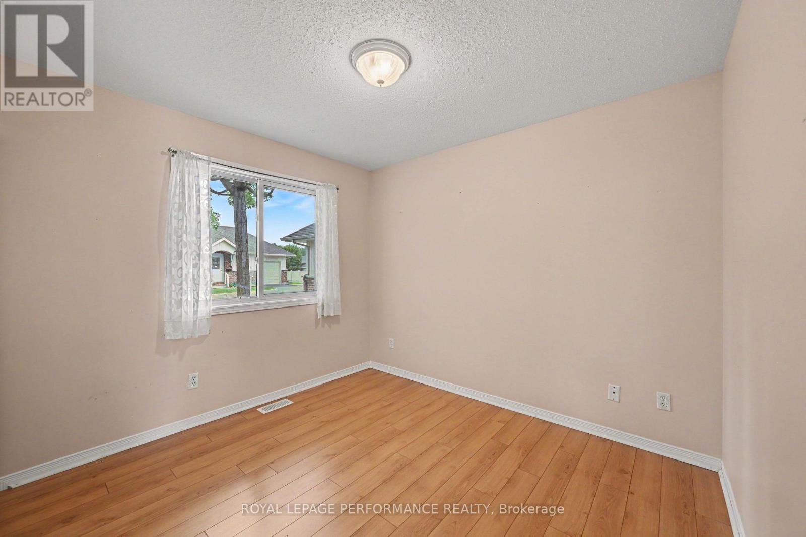 18 DAPHNE CRESCENT - 20