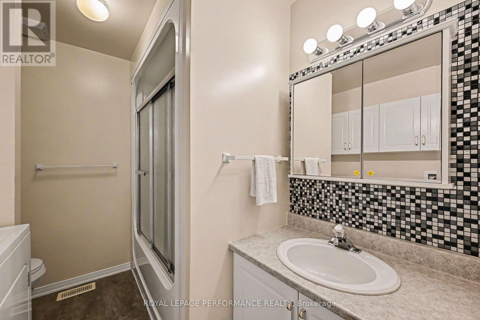 18 DAPHNE CRESCENT - 22