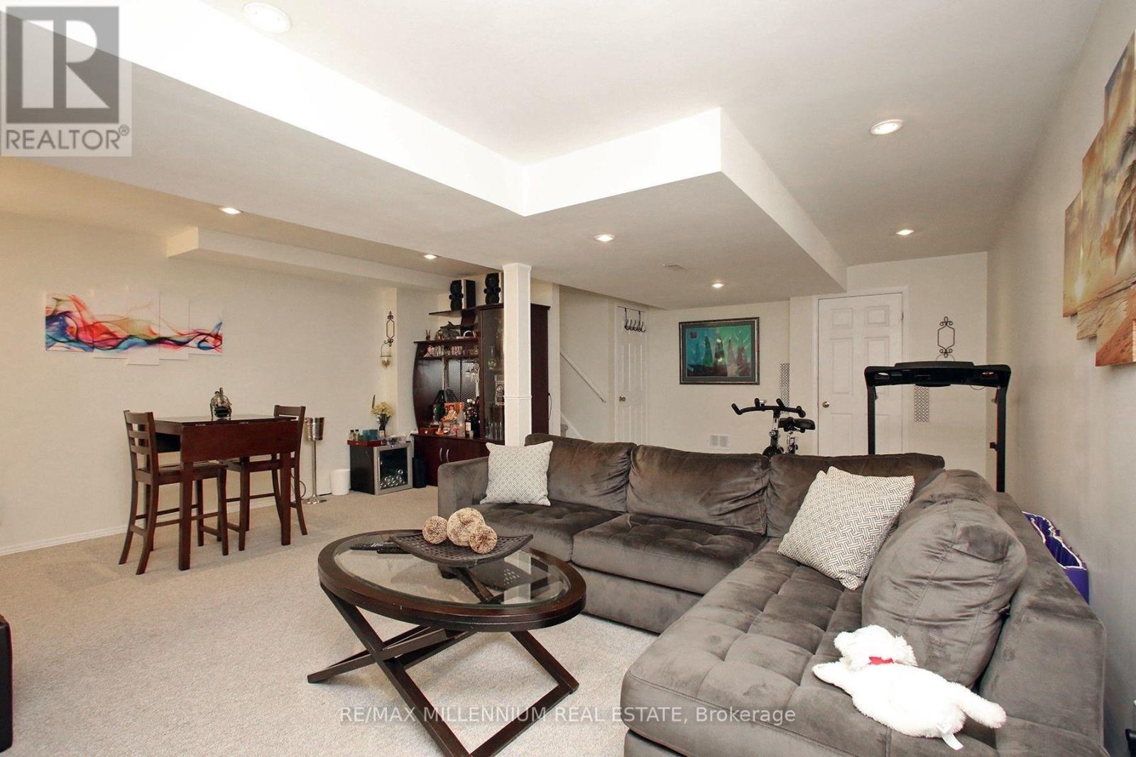 #20 20 KENWOOD DRIVE - 28