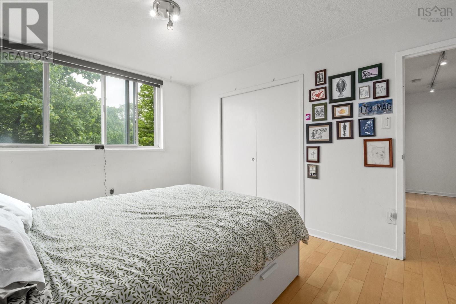 #404 990 McLean Street - 14