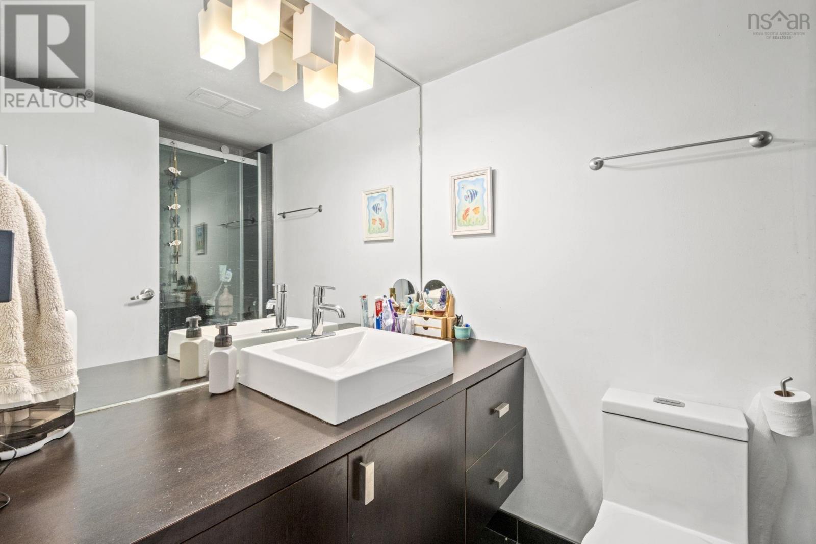 #404 990 McLean Street - 11