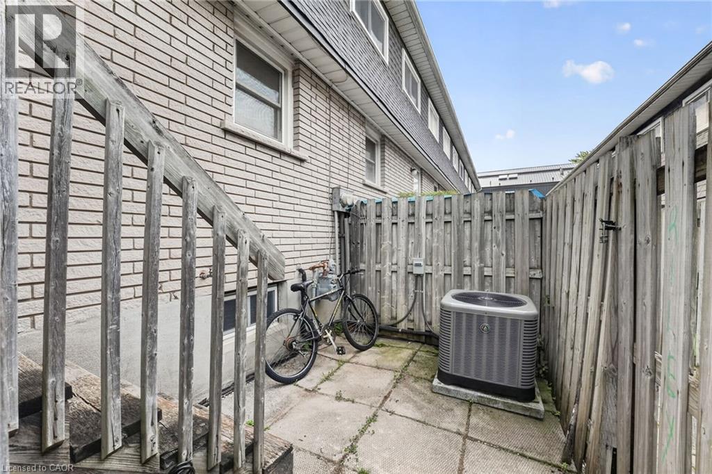 #6 156 ST CATHARINES Street - 36