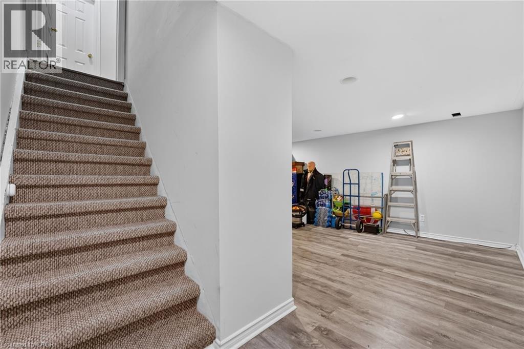 #6 156 ST CATHARINES Street - 31