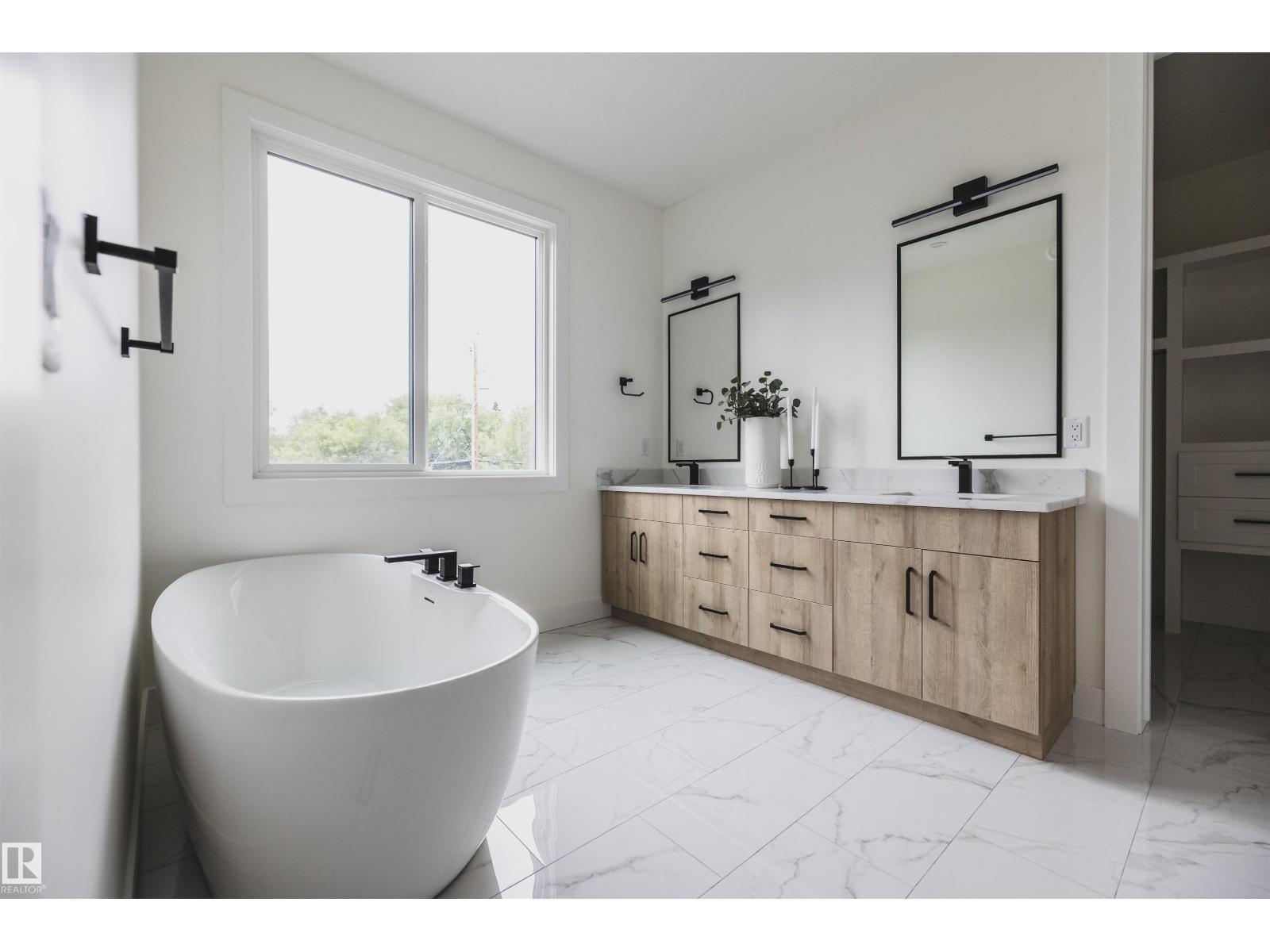 10954 62 AV NW - 24