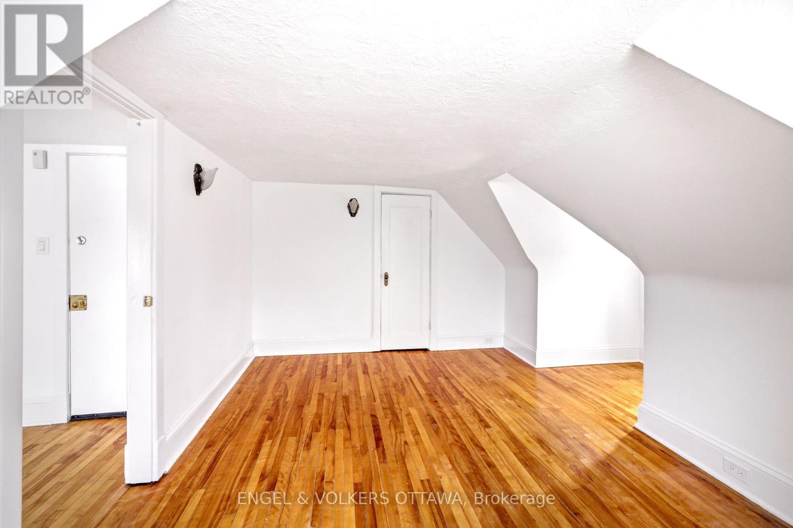 491 MCLEOD STREET - 26