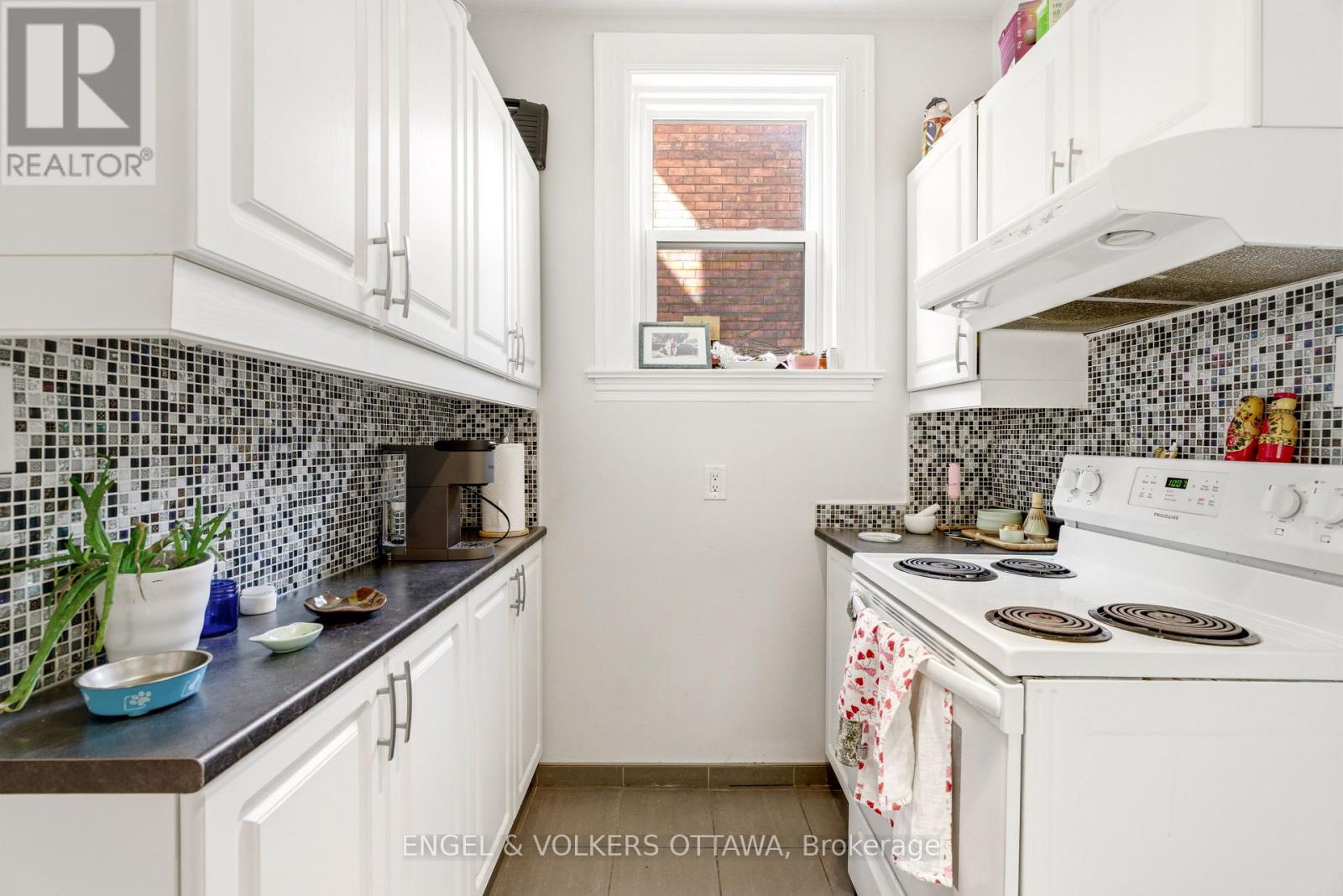 491 MCLEOD STREET - 34