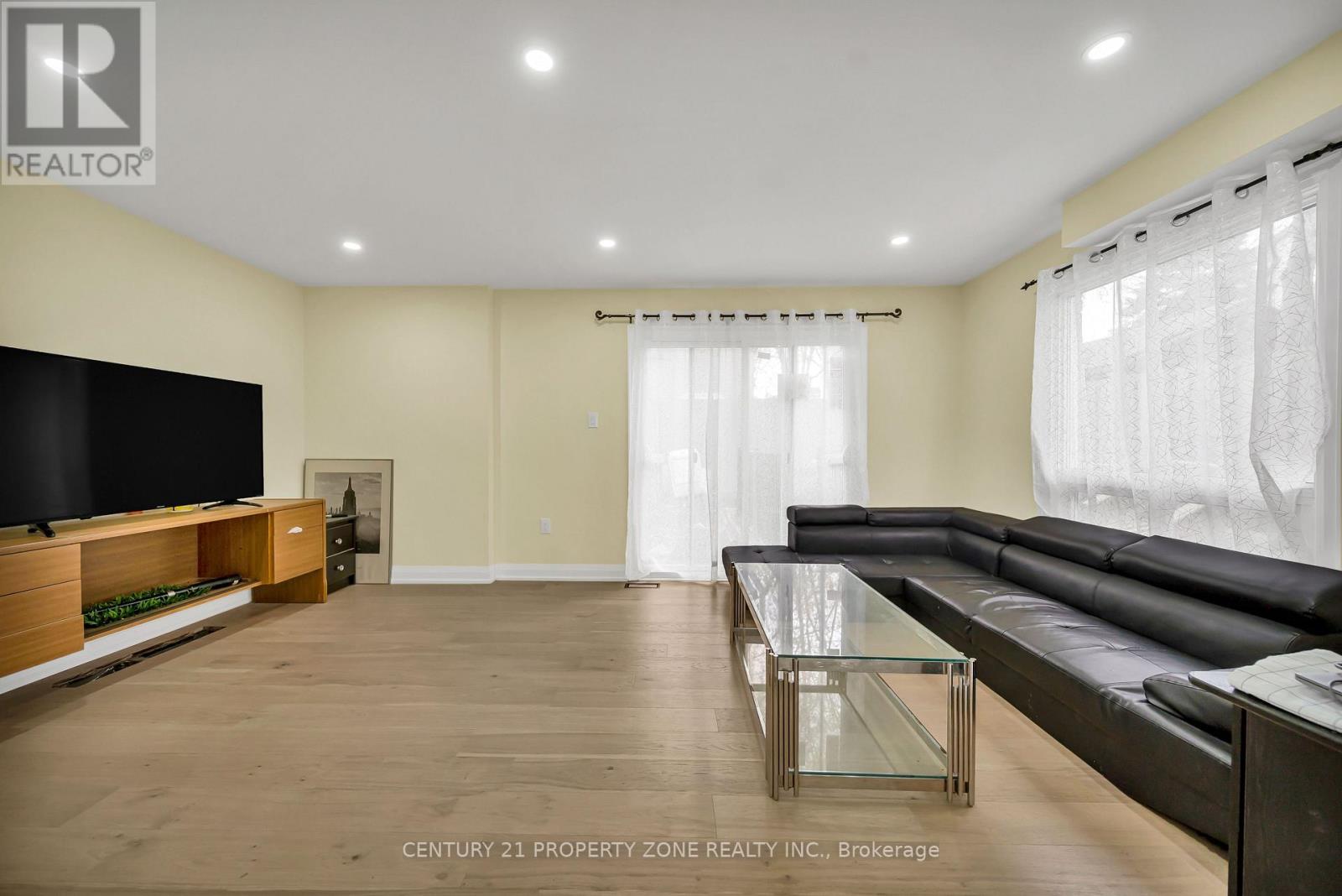 19 HORSESHOE COURT - 16