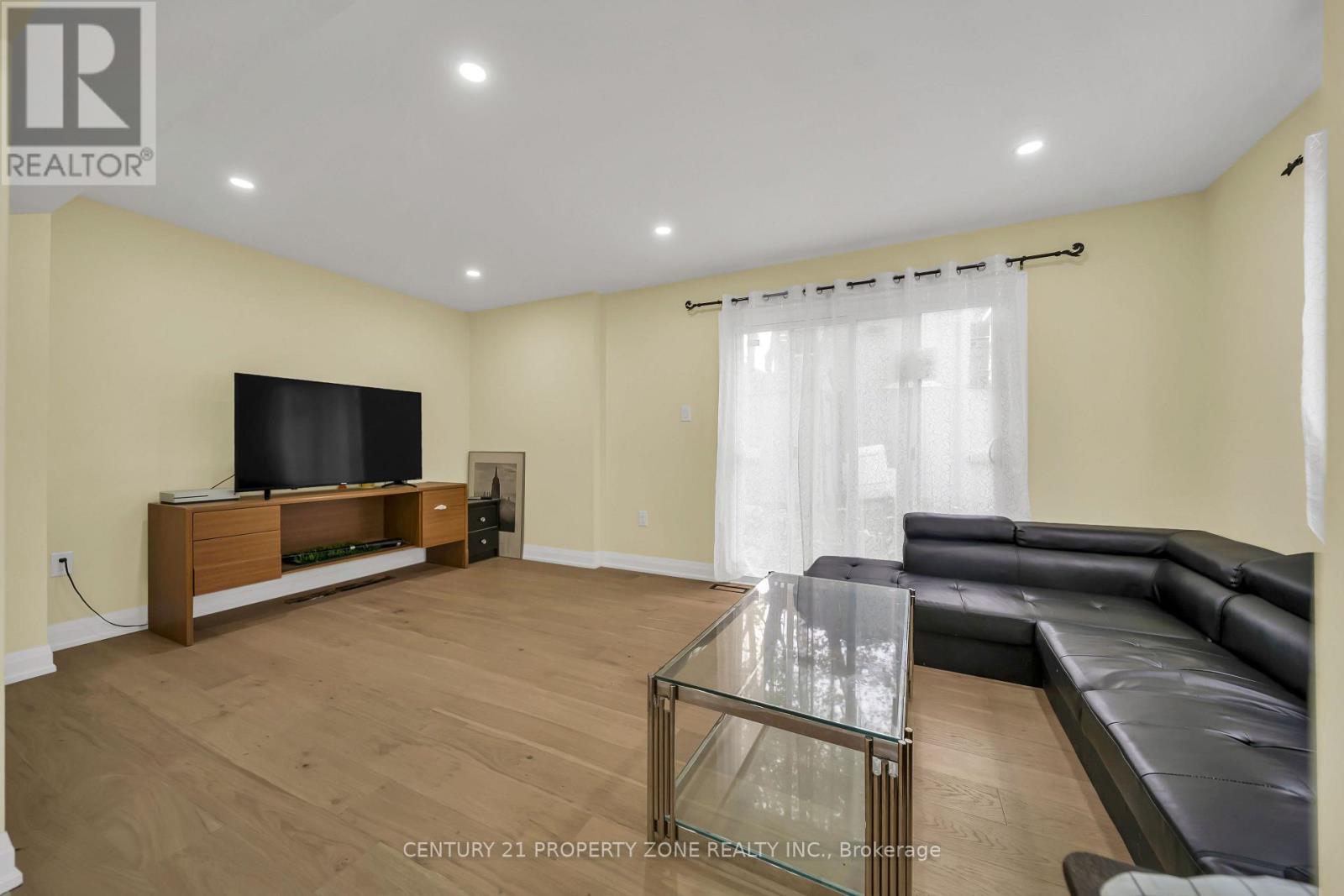 19 HORSESHOE COURT - 17