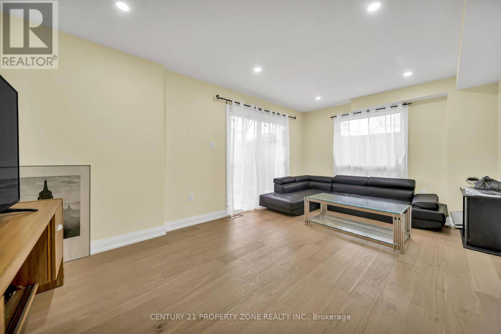 19 HORSESHOE COURT - 18
