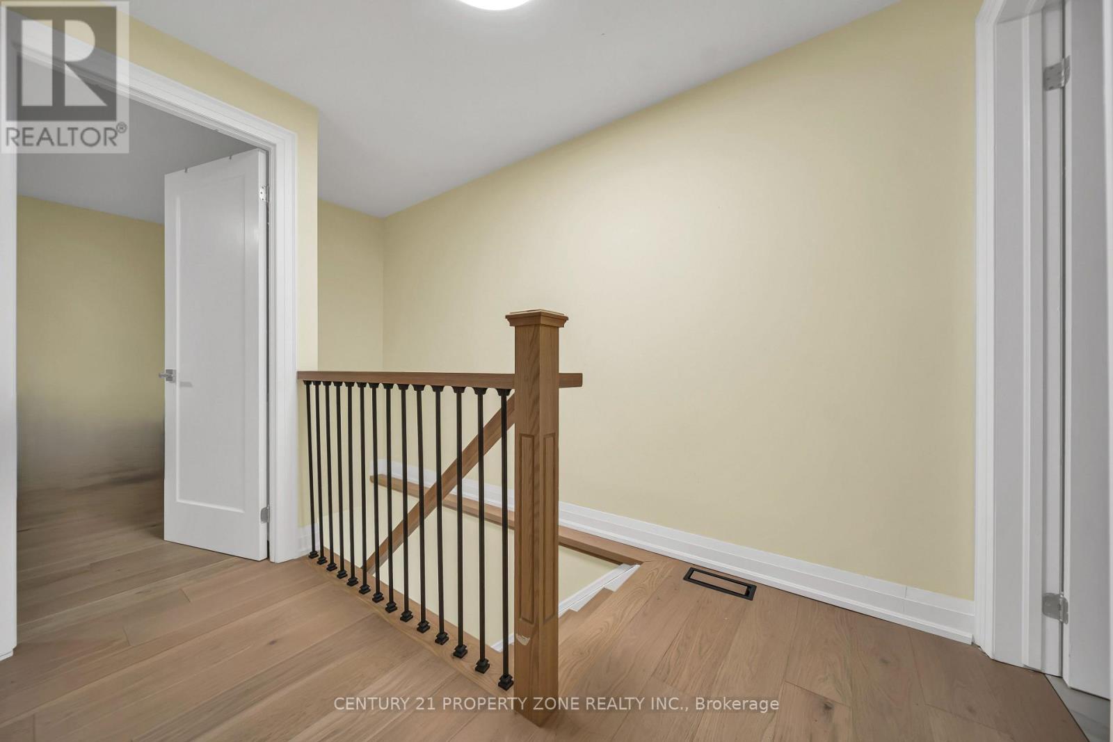 19 HORSESHOE COURT - 20
